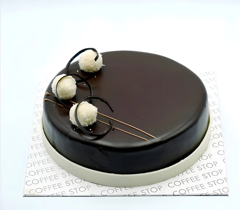 1 kg Signature Chocolate Chip Cake by Cinnamon Grand with chocolate chips and buttercream in eco-friendly YaluYalu delivery box