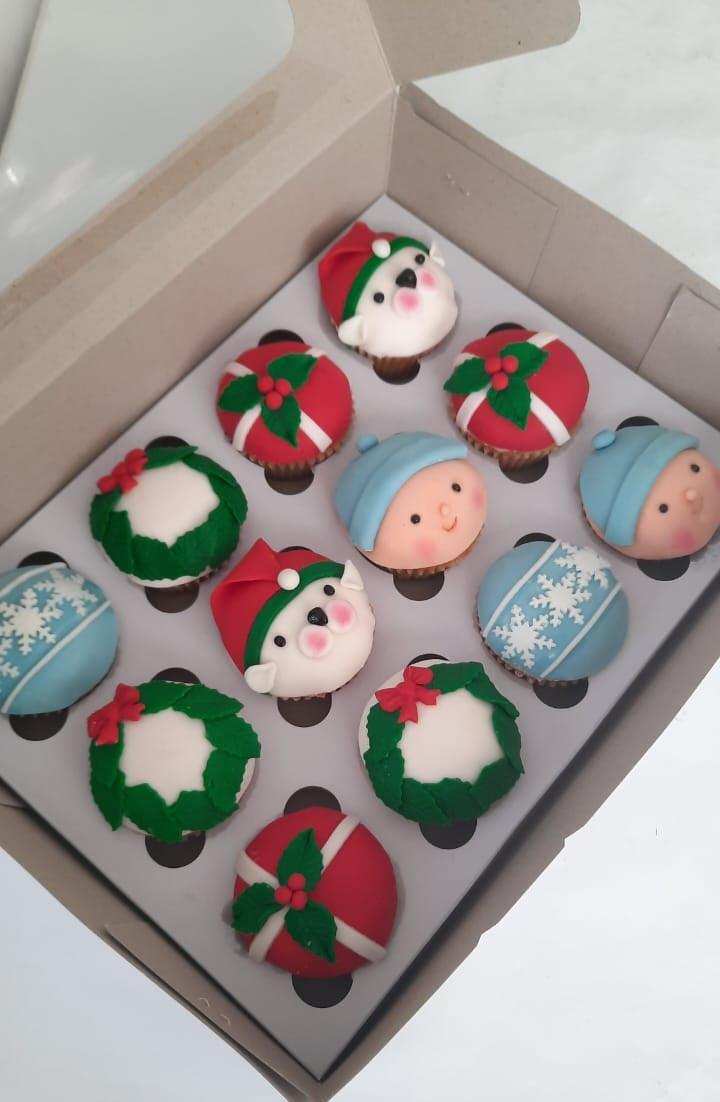 Elegant Christmas Cupcakes Pack (12 pcs) by YaluYalu - yaluyalu