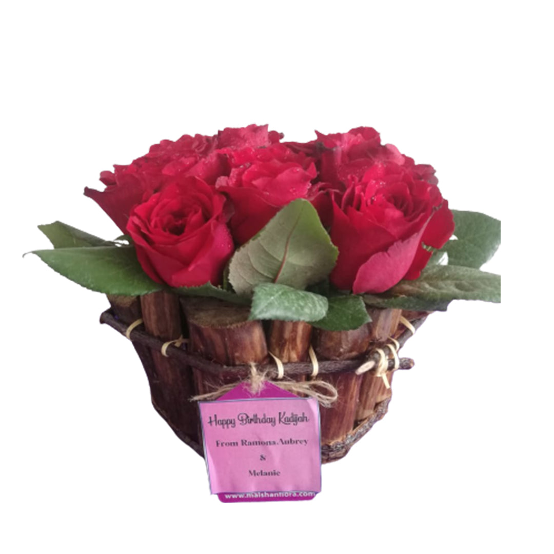 Lovely Roses Gift Basket yaluyalu