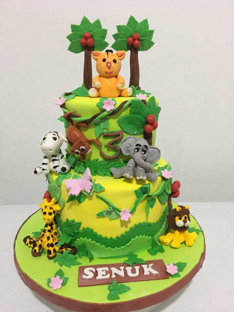 Jungle Theme Birthday Cake With Animals by Yalu Yalu - yaluyalu